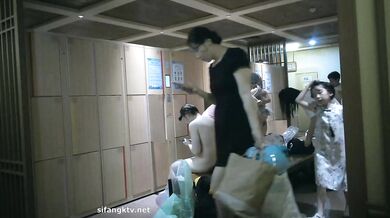 十一月最新流出大神潜入水上乐园更衣室四处移动偷拍换衣服的美女丸子头美女和她的高挑闺蜜